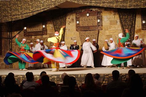  La Danza de los Derviches: Una Sinfonía de Movimiento y Éxtasis Espiritual en la Obra Maestra de Qandil!