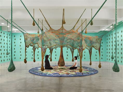 ¿La Serpiente Enroscada? Una Exploración de la Dualidad y lo Surreal en la Obra de Ernesto Neto!